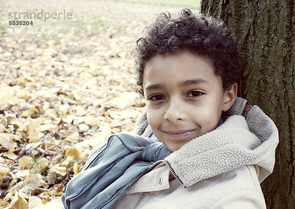 Junge im Herbst im Freien  Portrait