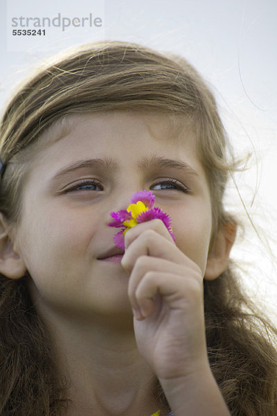 Mädchen riechende Blumen  Portrait