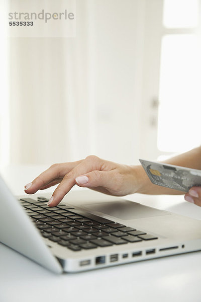 Frau mit Laptop-Computer  um einen Internet-Kauf zu machen  beschnitten