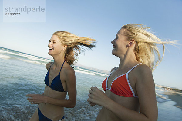 Frauen joggen am Strand