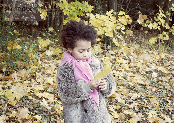 Kleines Mädchen mit Herbstblatt  Portrait