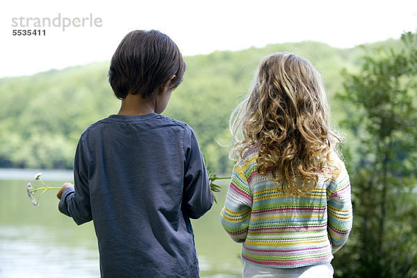 Kinder mit Blick auf den See