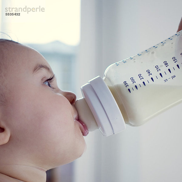 Säuglingsmilch aus der Flasche  Seitenansicht
