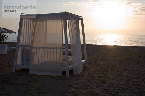 Strandpavillon bei Sonnenuntergang