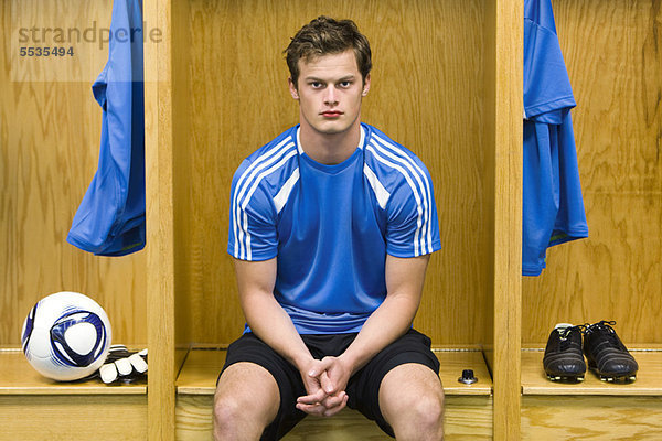 Junger Fußballspieler im Umkleideraum  Portrait