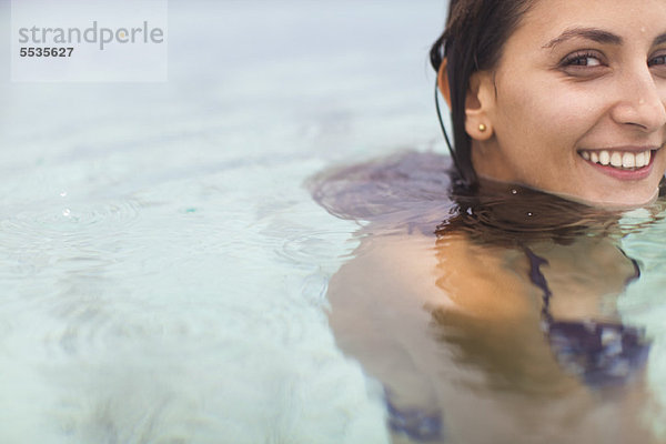 Schwimmende Frau  Portrait