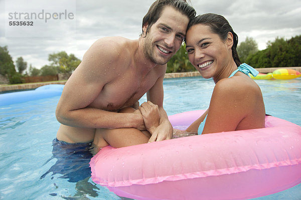 Paar im Schwimmbad  Portrait