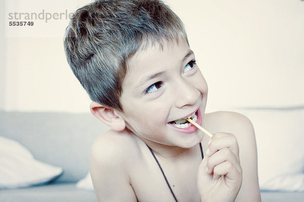 Kleiner Junge isst Lolli  Portrait