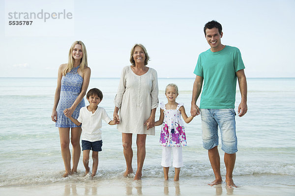 Mehrgenerationen-Familie am Strand  Portrait