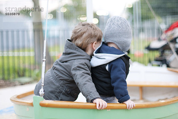 Kleinkinder spielen auf dem Spielplatz