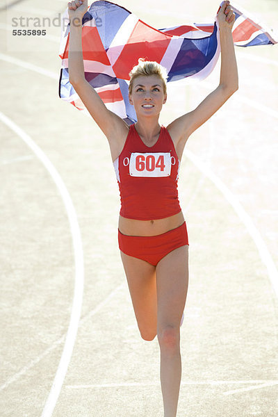 Frau läuft auf der Strecke mit britischer Flagge