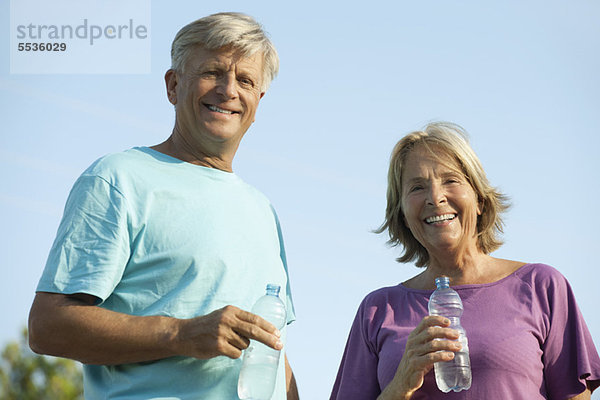 Seniorenpaar mit Wasserflaschen  Portrait