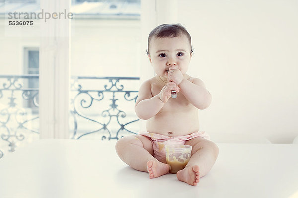 Babynahrung mit Löffel  Portrait