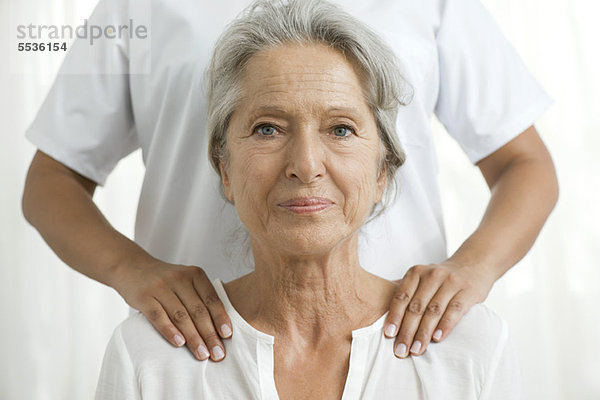 Seniorin bei einer Schultermassage