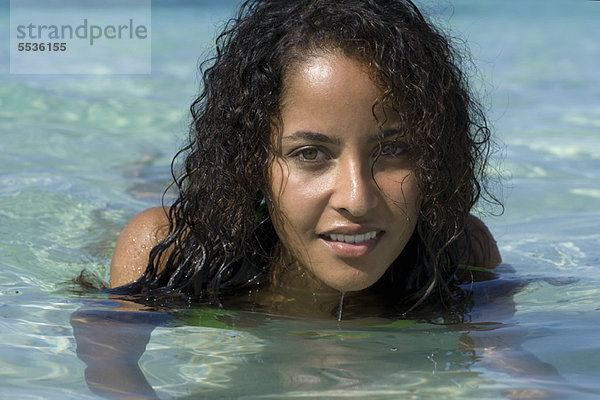 Junge Frau im Wasser  Portrait