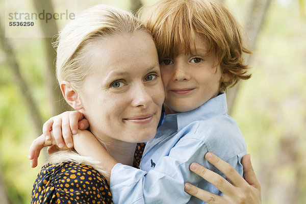 Mutter und Sohn umarmend  Portrait