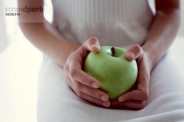 Mädchen mit grünem Apfel  Mittelteil