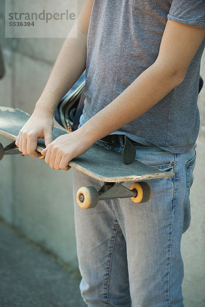Mann mit Skateboard  Mittelteil