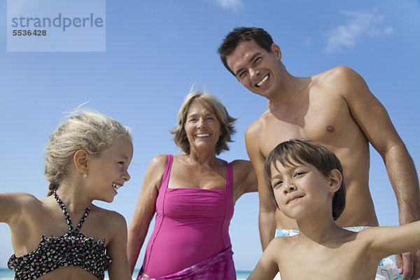 Mehrgenerationen-Familie mit Spaß am Strand