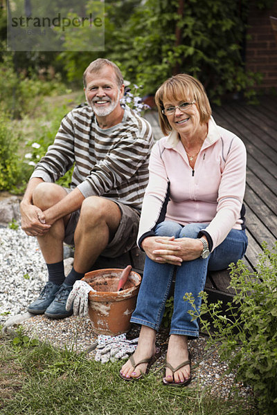 Porträt eines glücklichen älteren Paares im Hinterhof