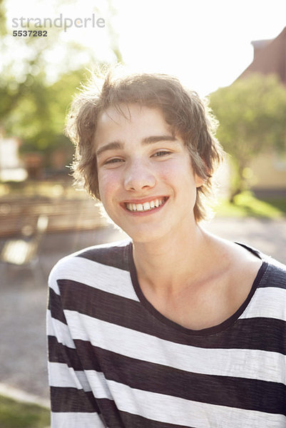 Porträt eines lächelnden Teenagers