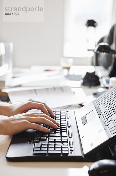 Geschäftsmann mit Laptop