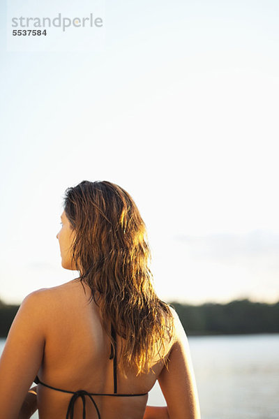 Rückansicht der jungen Frau im Bikini im Freien