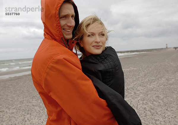 Ein Pärchen am Strand  Schlechtes Wetter