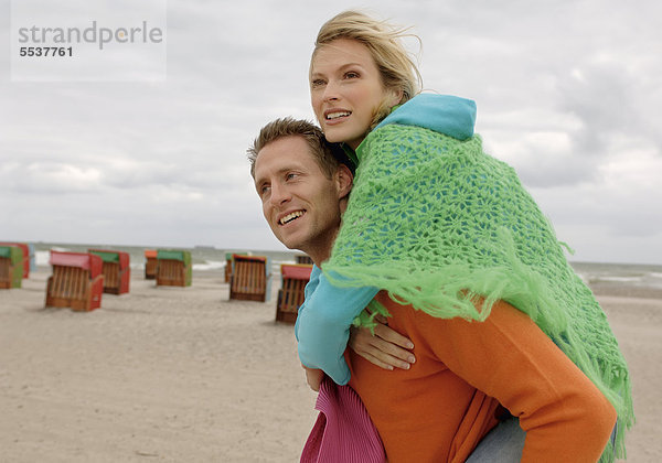 Junges Paar am Strand  Schlechtes Wetter