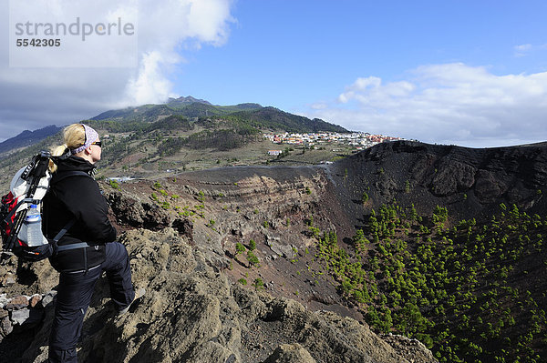 Frau am Kraterrand des Vulkans San Antonio bei Fuencaliente  hinten Los Canarios  La Palma  Kanaren  Kanarische Inseln  Spanien  Europa  ÖffentlicherGrund