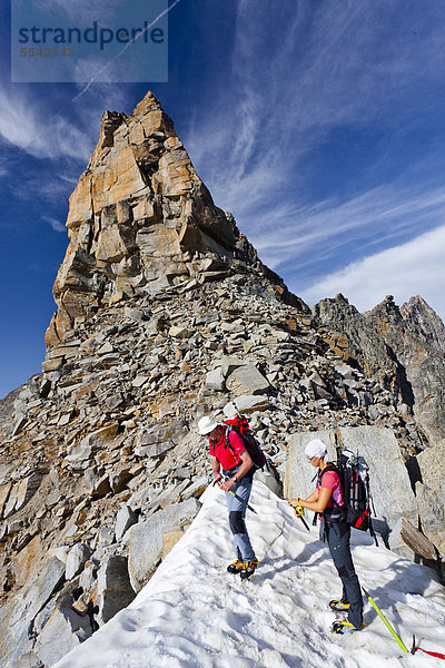 Bergsteiger beim Abstieg vom Hohen Angulus  Ortlergebiet  Südtirol  Italien  Europa