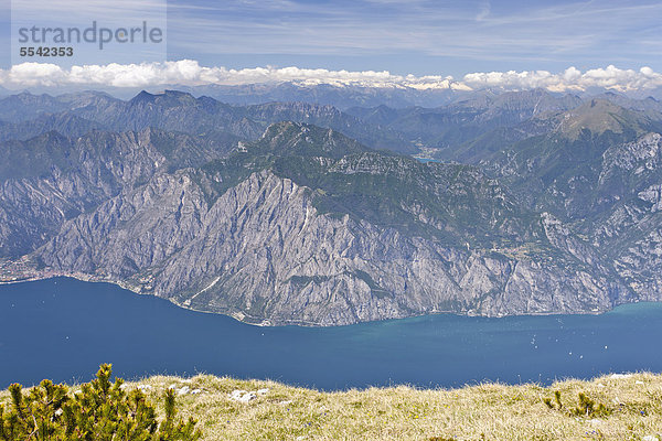 Blick vom Monte Altissimo oberhalb von Nago auf den Gardasee  Trentino  Italien  Europa