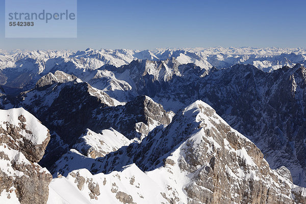 Blick von Zugspitze über Jubiläumsgrat mit Höllentalspitzen und Hochblassen  Wettersteingebirge  Oberbayern  Bayern  Deutschland  Europa