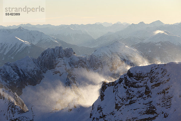 Blick von Zugspitze über Grünstein und Tschirgant  Wettersteingebirge  Tirol  Österreich  Europa
