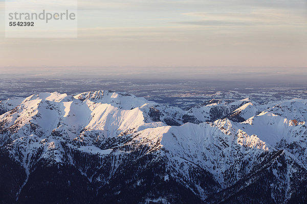 Blick von Zugspitze über Ammergauer Alpen  auch Ammergebirge mit Hochplatte und Schellschlicht  Oberbayern  Bayern  Deutschland  Europa