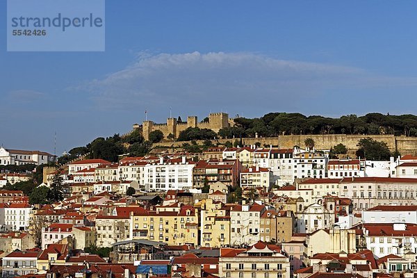 Stadtansicht über Lissabon auf die Festung Castelo de Sao Jorge  Lissabon  Portugal  Europa