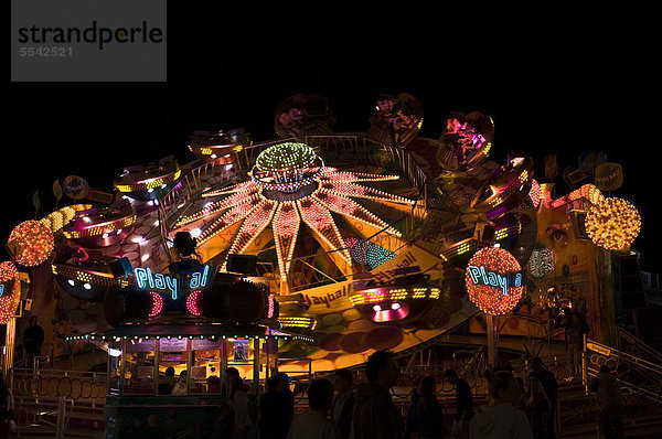 Oktoberfest  Wiesn  in sich rotierendes Fahrgeschäft Playball bei Nacht  München  Bayern  Deutschland  Europa