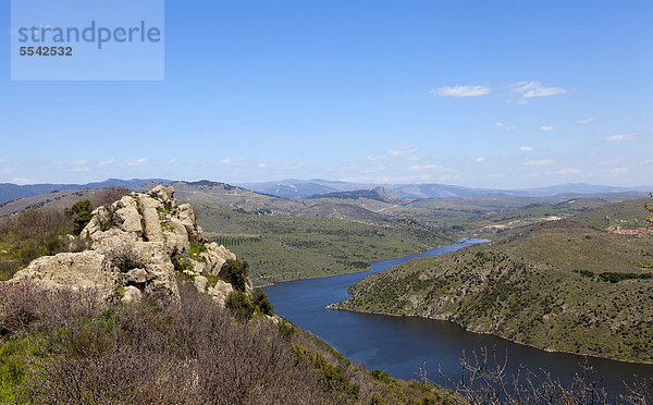 Ausblick von der historischen Stadt Pergamon auf den Fluss Bakı