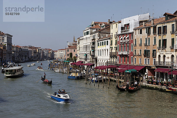 Canal Grande von der Rialto-Brücke  Stadtteil San Marco  Venedig  UNESCO Weltkulturerbe  Venetien  Italien  Europa