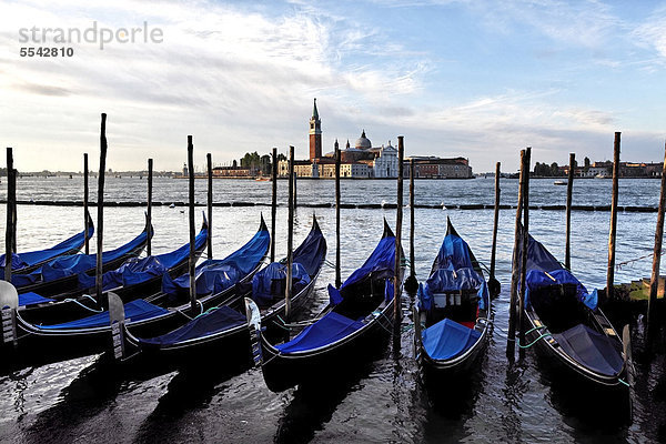Europa Kirche Gondel Gondola UNESCO-Welterbe Langensee Lago Maggiore Italien Venetien Venedig