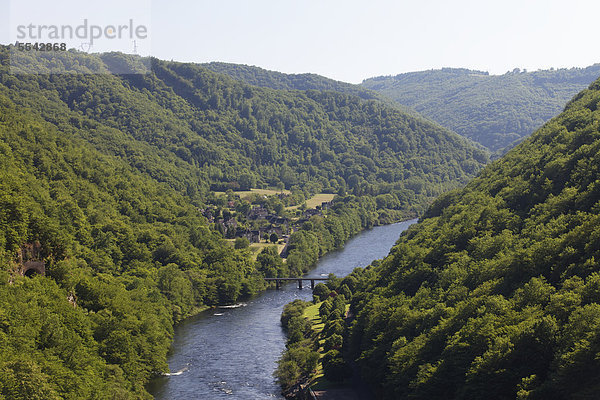 Dordogne-Tal mit dem Dorf Aynes  CorrËze  Limousin  Frankreich  Europa