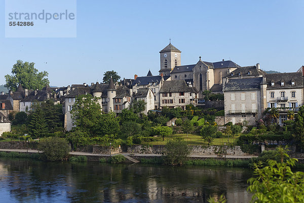 Blick auf das Dorf Argentat  Dordogne-Tal  CorrËze  Limousin  Frankreich  Europa