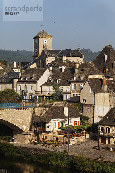 Blick auf das Dorf Argentat  Dordogne-Tal  CorrËze  Limousin  Frankreich  Europa