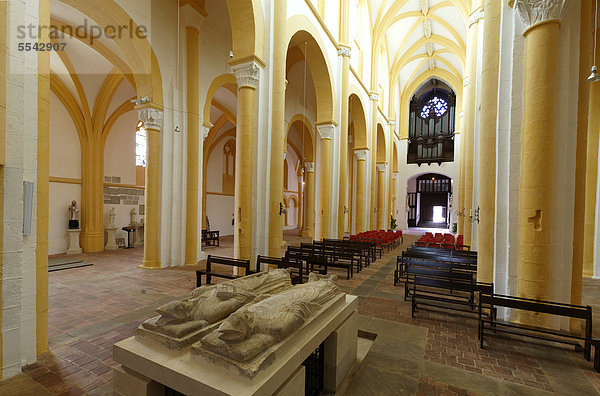 Liegende Statuen der Bourbonen  Kirche von Souvigny  Moulins  Allier  Auvergne  Frankreich  Europa