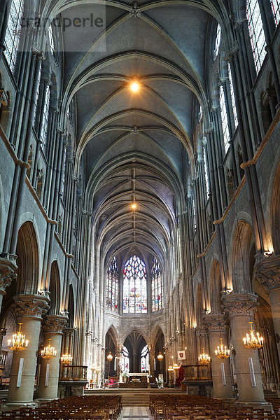 Innenansicht  Kathedrale Notre Dames de Moulins  Moulins  Allier  Auvergne  Frankreich  Europa