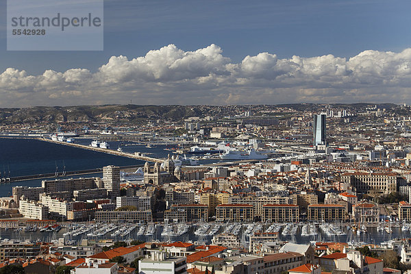 Blick auf die Stadt Marseille von der Basilika Notre Dame de la Garde  Bouches-du-Rhone  Frankreich  Europa