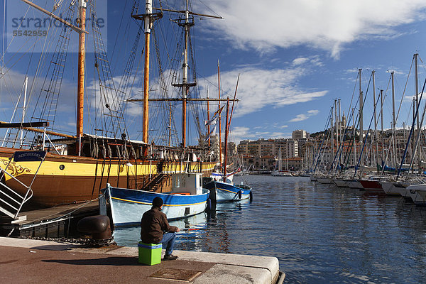 Vieux Port  Alter Hafen von Marseille  Kirche Notre Dame de la Garde hinten  Bouches-du-Rhone  Provence  Frankreich  Europa