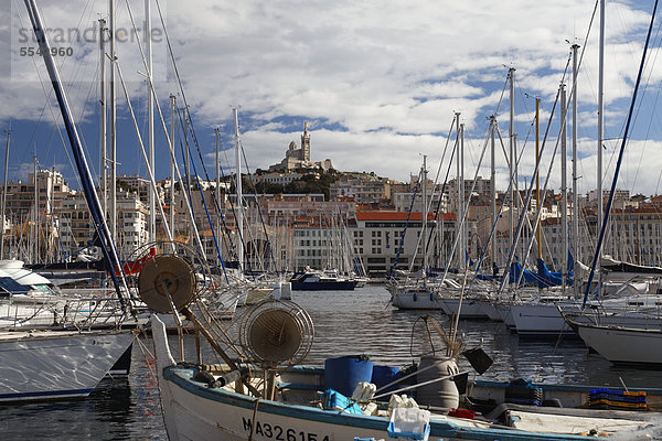 Vieux Port  Alter Hafen von Marseille  Kirche Notre Dame de la Garde hinten  Bouches-du-Rhone  Provence  Frankreich  Europa