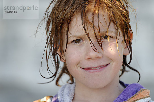 Junge mit nassen Haaren nach dem Schwimmen  lächelnd