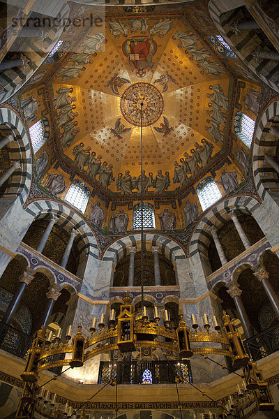 Kuppel im Aachener Dom  Oktogon  UNESCO-Weltkulturerbe  Aachen  Nordrhein-Westfalen  Deutschland  Europa